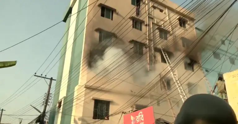 চট্টগ্রামে জুতার কারখানায় আগুন